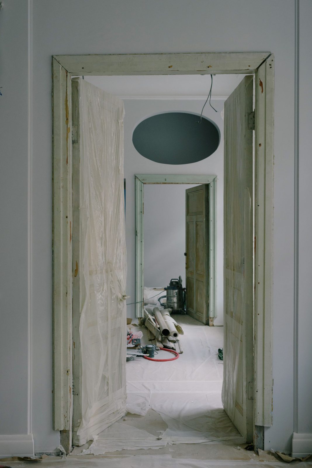 Interiér domu s připraveným stavebním materiálem na podlaze.